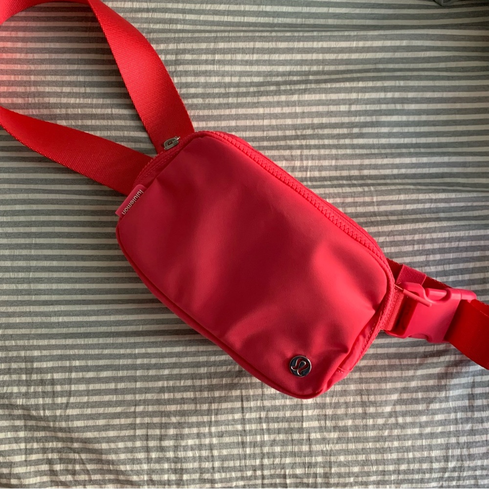 Lululemon everywhere belt bag 1L EBB lip gloss
